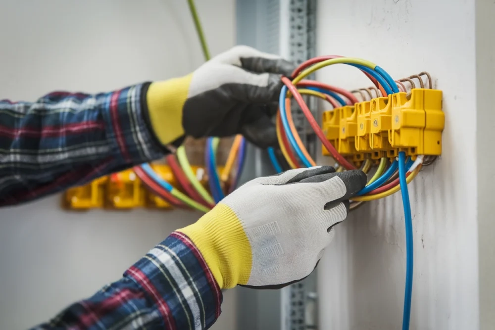 Installation de câblage électrique par Mon Rénovateur à Paris et en Île-de-France