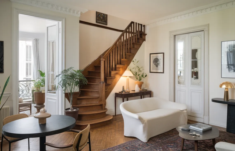 Salon lumineux et moderne dans un appartement parisien rénové par Mon Rénovateur